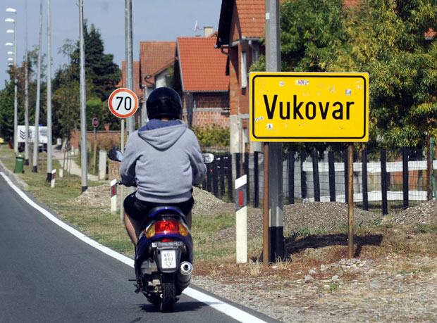 Ћирилица забрањена, усташки поздрав није